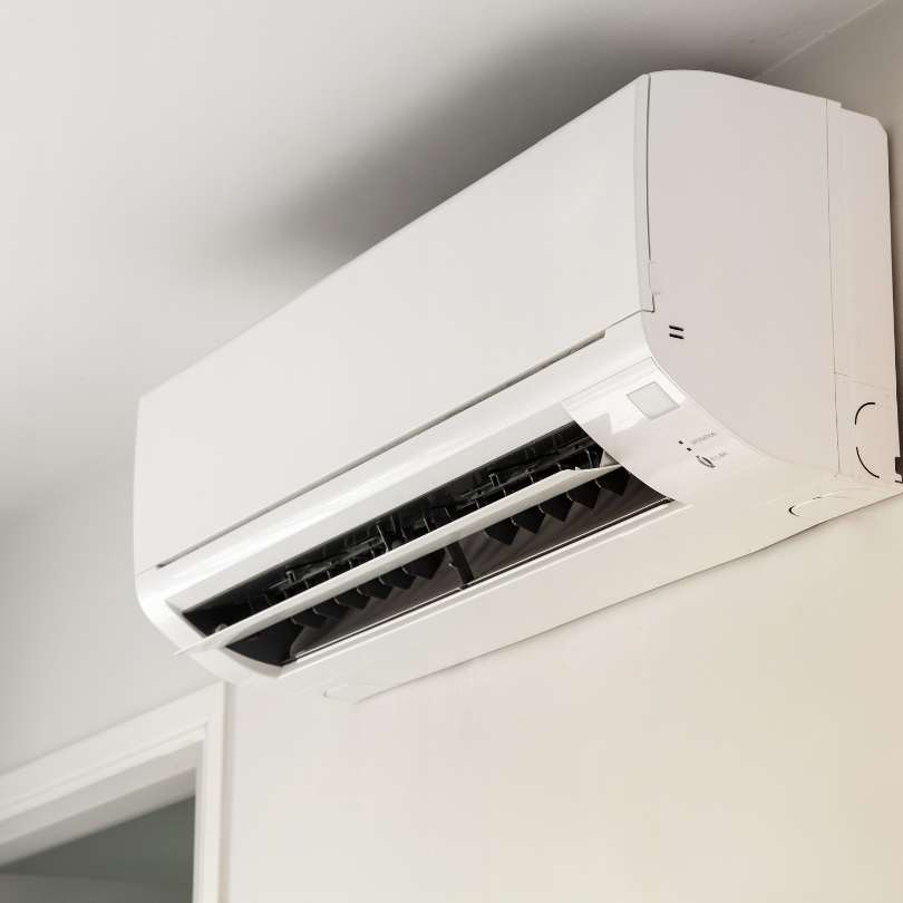 Technicien posant un climatiseur à Abidjan