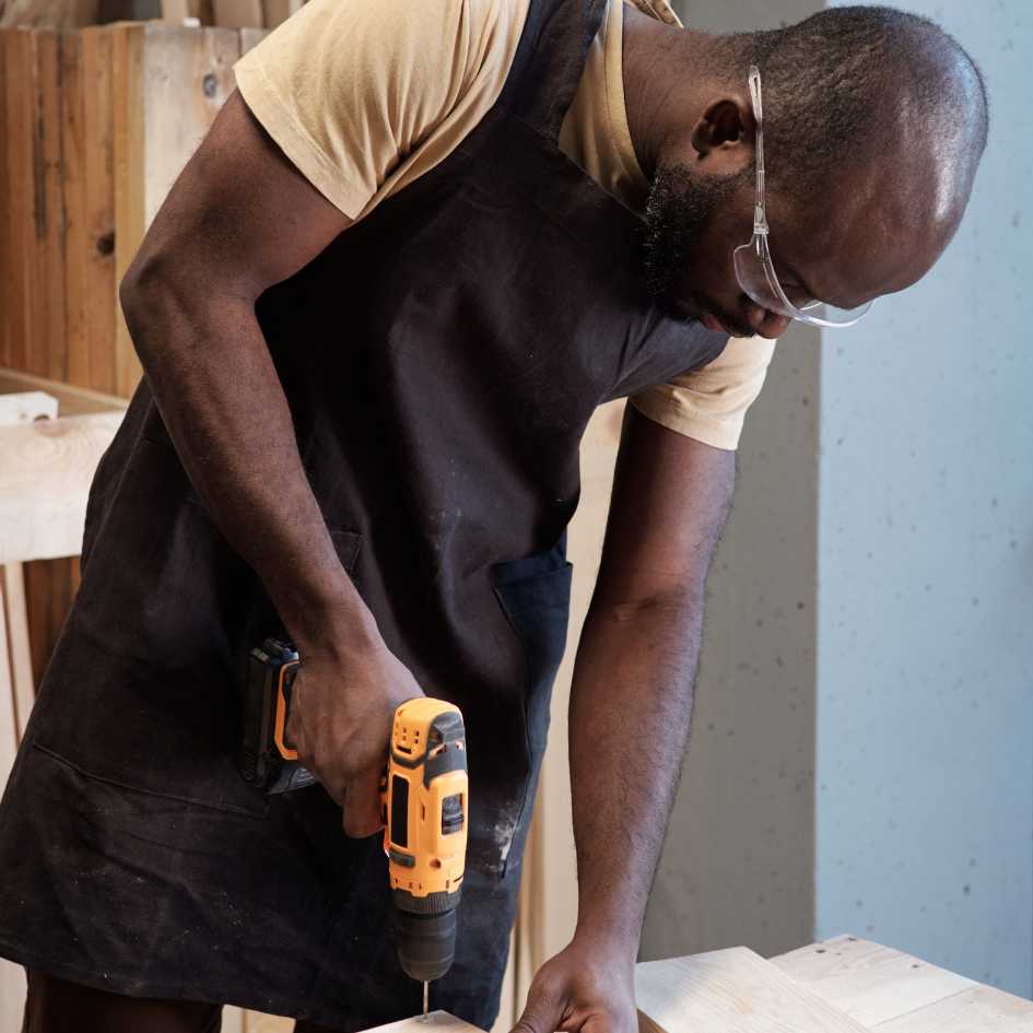 Menuisier posant une menuiserie aluminium à Abidjan