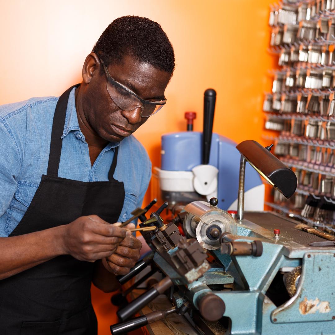 Serrurier-métallier fabriquant un ouvrage métallique à Abidjan